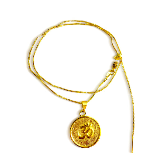 Collar Ajustable con Colgante Om, Bañado en Oro (EHJCOLOM)